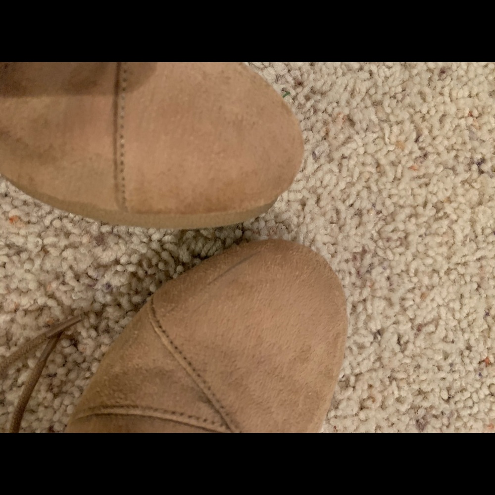 Tan heels - Picture 3 of 3